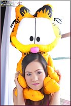  sitting on shoulders