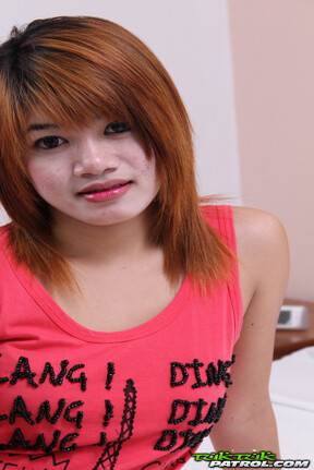 Oam strips on bed and spreads her legs to show her pussy